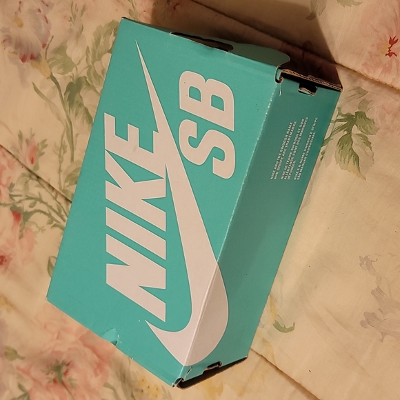 NIB Nike canvas sneakers - Picture 6 of 6